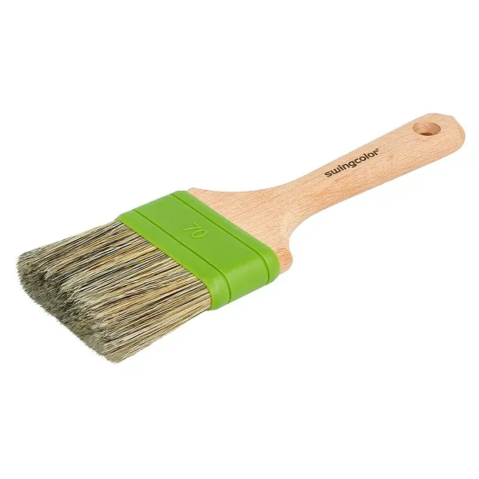 swingcolor Premium Beizpinsel - Breite Borsten: 70 mm, Spezialmischung, Holz - Nahaufnahme eines Swingcolor-Flachpinsels mit grünem Halter und Holzgriff, ideal für präzise Farbarbeiten.