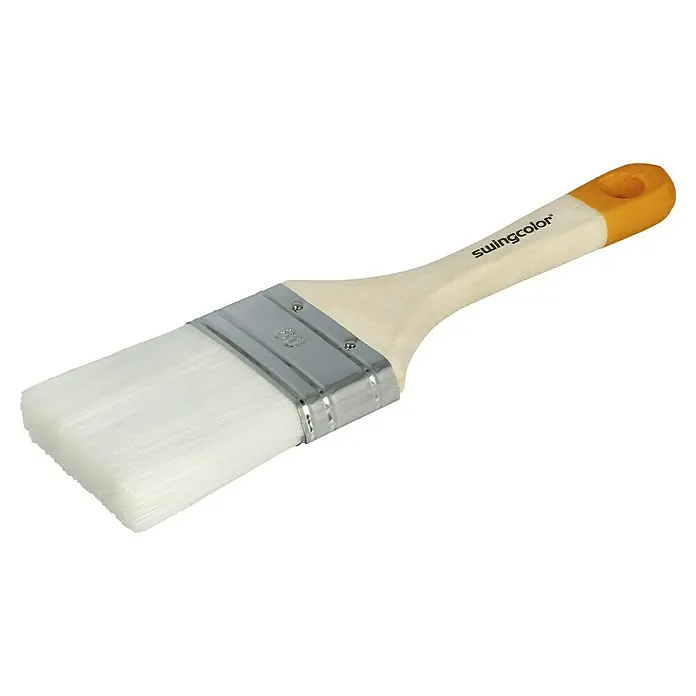 swingcolor Komfort Flachpinsel Lack - Breite Borsten: 60 mm, All-in-one-Borsten, Naturholz - Nahaufnahme eines Swingcolor-Pinsels mit weißen Borsten, einem Holzgriff und einem orangefarbenen Ende.