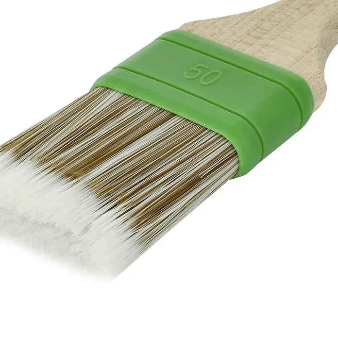 swingcolor Premium Wachspinsel - Breite Borsten: 50 mm, Spezielle Borstenmischung, Naturholz - Nahaufnahme eines sauberen, unbenutzten 50-mm-Flachpinsels mit Holzgriff und grüner Zwinge, ideal für präzise Malerarbeiten.