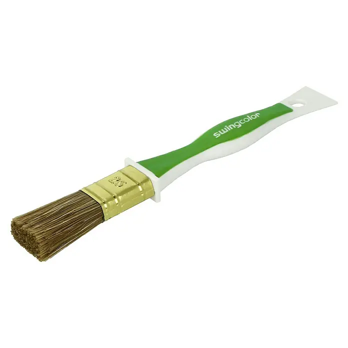 swingcolor Komfort Flachpinsel Lasur Ergo - Breite Borsten: 25 mm, Hollestermischung, Kunststoff - Nahaufnahme eines Swingcolor-Pinsels mit grün-weißem Griff und goldener Fassung, ideal für präzise Farbarbeiten und kreative Projekte.