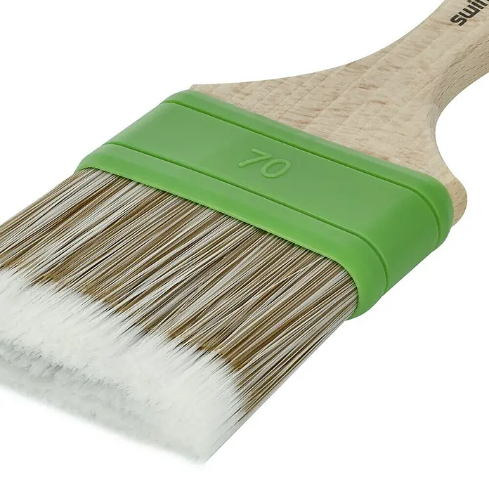 swingcolor Premium Wachspinsel - Breite Borsten: 70 mm, Spezielle Borstenmischung, Naturholz - Nahaufnahme eines 70er-Malpinsels mit grüner Zwinge und hellen Borsten, ideal für präzise Malerarbeiten.