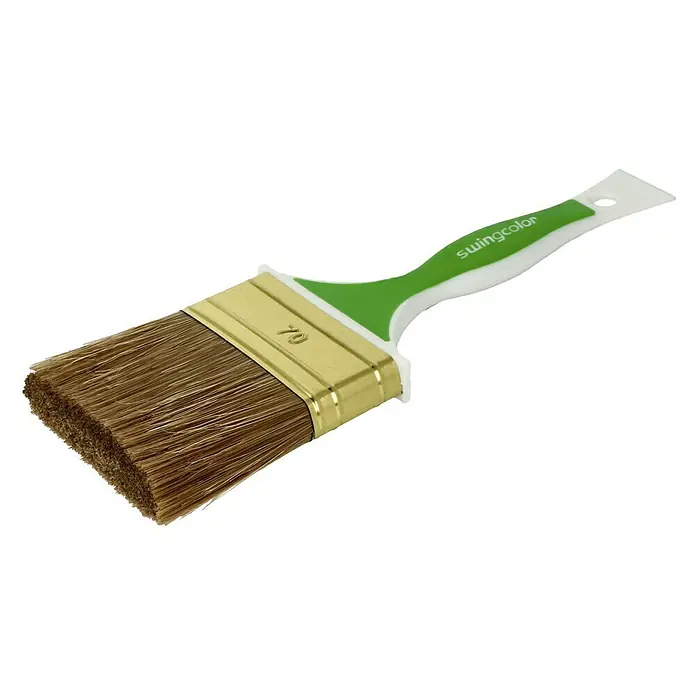 swingcolor Komfort Flachpinsel Lasur Ergo - Breite Borsten: 70 mm, Hollestermischung, Kunststoff - Nahaufnahme eines "swingcolor" Pinsels mit braunen Borsten, goldener Zwinge und grün-weißem Griff.