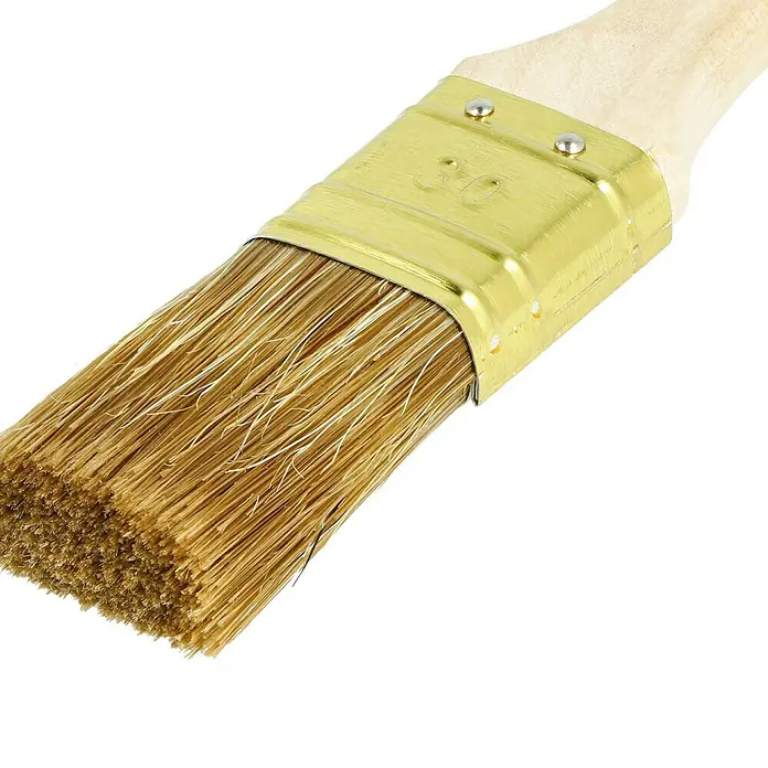 swingcolor Komfort Lasur-Flachpinsel - Breite Borsten: 30 mm, Hollestermischung, Naturholz - Nahaufnahme eines Pinsels mit Holzgriff und goldenem Metalleinsatz, ideal für präzise Malerarbeiten.