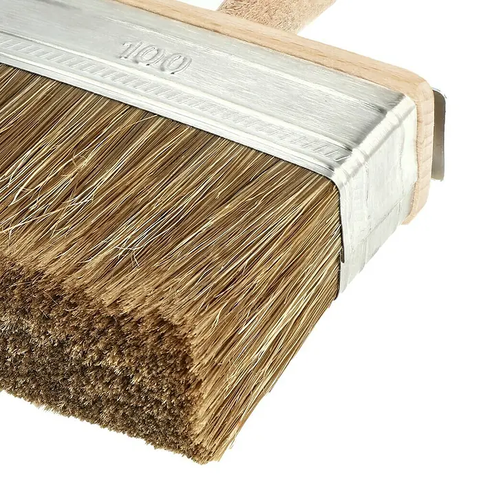 swingcolor Premium Flächenstreicher - Breite Borsten: 100 mm, Kunst- und Naturborstenmischung, Naturholz - Detailaufnahme einer Borstenpinsel mit Holzgriff und Metallhalterung, ideal für Anstricharbeiten und Renovierungen.