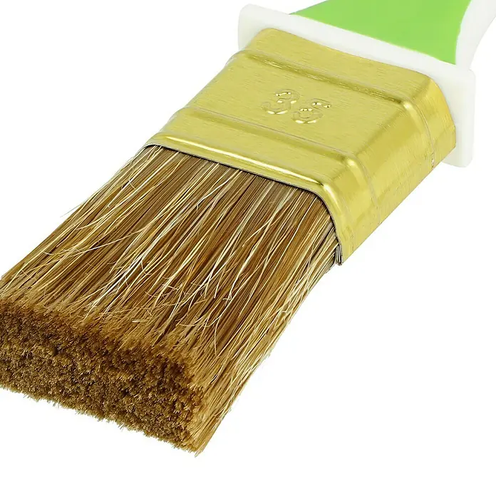 swingcolor Komfort Flachpinsel Lasur Ergo - Breite Borsten: 35 mm, Hollestermischung, Kunststoff - Nahaufnahme eines 33 mm breiten Pinsels mit goldenem Metalleinsatz und braunen Borsten für Malerarbeiten.