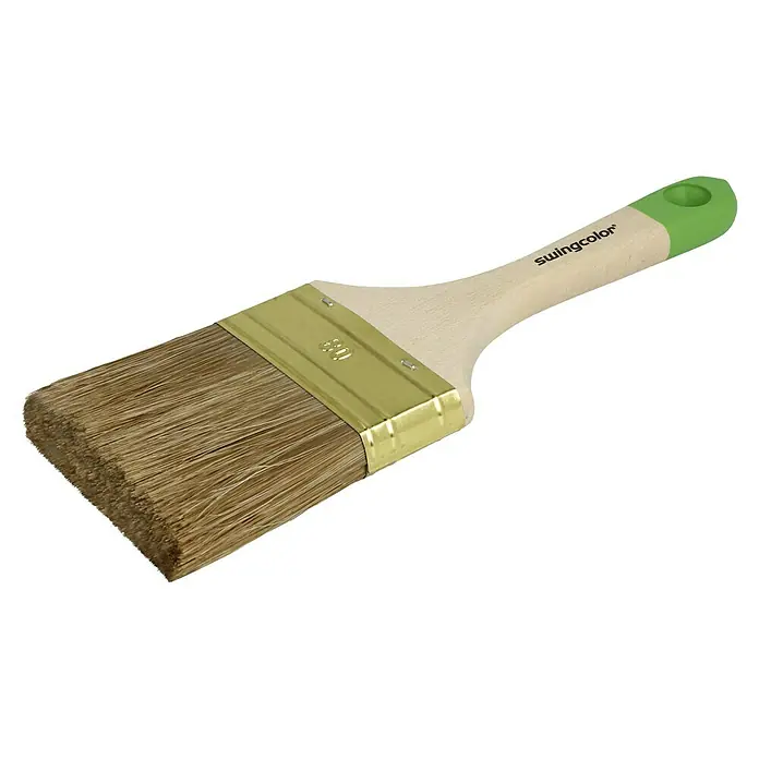 swingcolor Komfort Lasur-Flachpinsel - Breite Borsten: 80 mm, Hollestermischung, Naturholz - Pinsel von Swingcolor mit Holzgriff und grüner Öse zum Aufhängen. Das Pinselhaar ist hellbraun und der Metallhalter goldfarben.