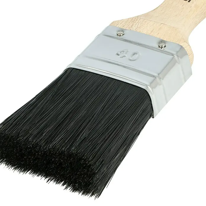 swingcolor Premium Flachpinsel Lack - Breite Borsten: 40 mm, All-in-one-Borsten, Naturholz - Nahaufnahme eines Lackierpinsels mit schwarzen Borsten, Metallfassung und Holzgriff, ideal für präzise Farbaufträge.