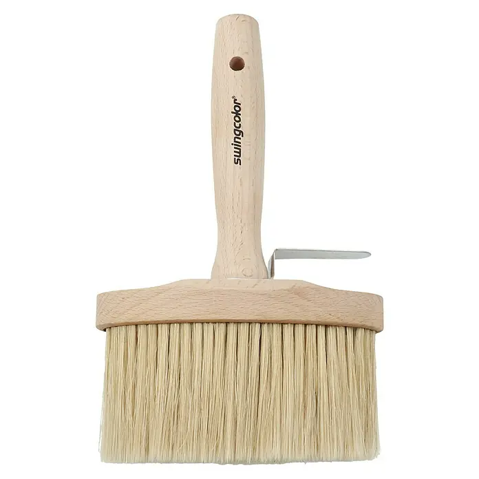 swingcolor Premium Fassadenbürste - Breite Borsten: 140 mm, Mischborsten, Naturholz - Detailansicht einer Quast-Deckenbürste von swingcolor mit hellem Holzgriff und hellen Borsten für Malerarbeiten.
