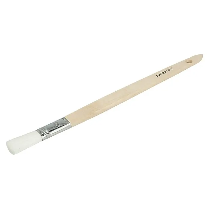 swingcolor Premium Plattpinsel - Breite Borsten: 20 mm, Gerade, Naturholz - Detailaufnahme eines "Swingcolor" Heizkörperpinsels mit hellem Holzgriff und weißen Borsten vor schwarzem Hintergrund.