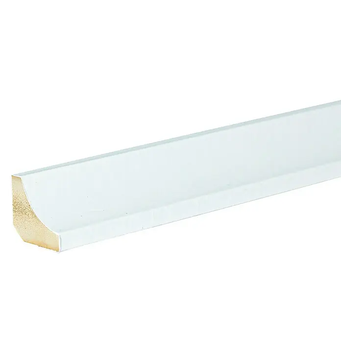 Rufete Perfil embellecedor hueco adhesivo WPC - 224 cm x 15 mm x 15 mm, Material compuesto, Blanco - Primer plano de un zócalo de madera blanco para acabados interiores, ideal para suelos y revestimientos de paredes.