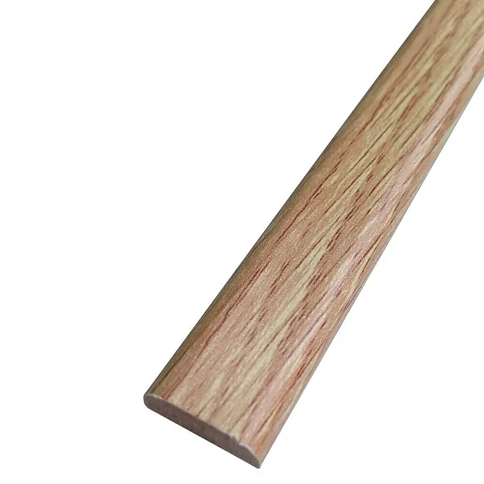 Rufete Perfil embellecedor hueco MDF - 224 cm x 5 mm x 16 mm, MDF, Roble - Primer plano de una moldura de cuarto de círculo hecha de madera clara con vetas sobre un fondo negro.