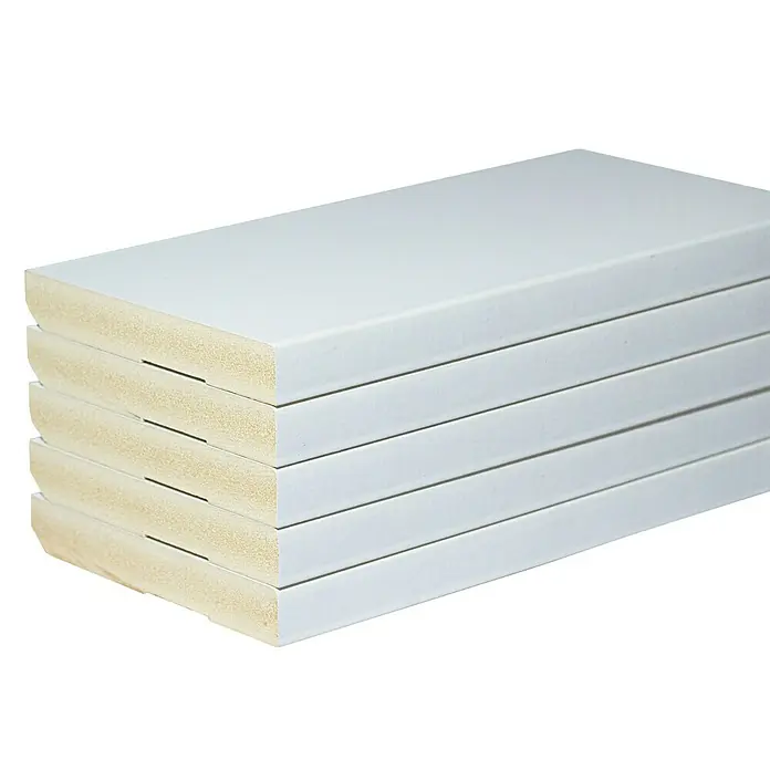 Rufete Rodapié MDF - 225 cm x 12 mm x 70 mm, Blanco, 5 ud. - Pila de paneles aislantes blancos utilizados para la construcción y el aislamiento. Los paneles tienen una estética limpia y moderna.