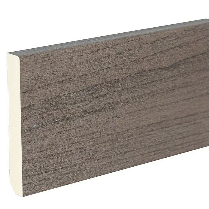 Rufete Rodapié WPC antihumedad - 224 cm x 12 mm x 80 mm, MDF/WPC, Roble gris - Primer plano de un zócalo gris con textura de madera y borde blanco. Perfecto para remates de suelo y decoración de pared.