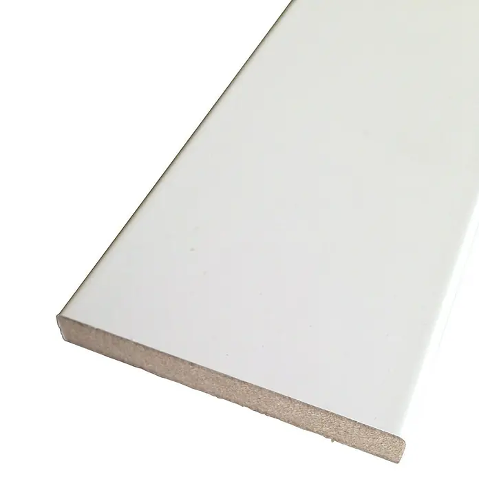 Rufete Tapeta MDF - 2,24 m x 70 mm x 12 mm, Blanco, 1 ud. - Primer plano de un rodapié blanco sobre fondo negro, ideal para acabados de suelos y paredes.