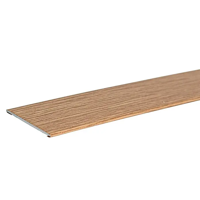 Rufete Listón rectangular PVC - Largo: 100 cm, Roble miel, Plástico - Primer plano de un borde de suelo laminado marrón con borde metálico, ofreciendo una transición limpia y una estética moderna a cualquier proyecto de suelo.