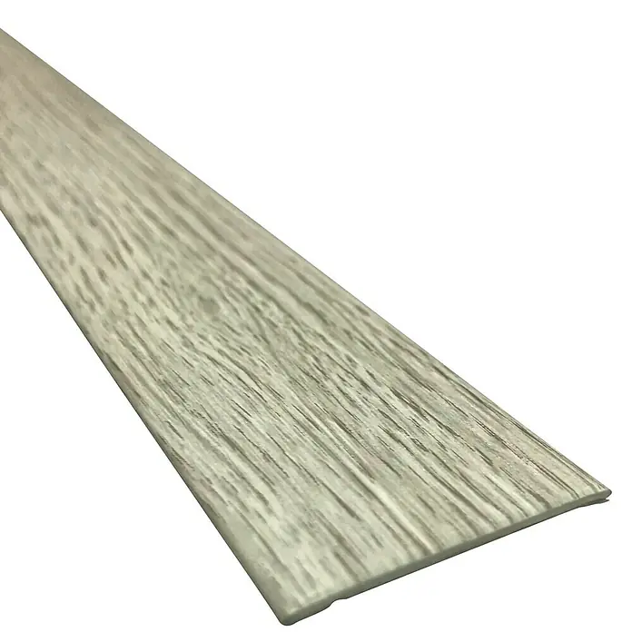 Rufete Listón rectangular PVC - Largo: 100 cm, Gris claro, Plástico - Primer plano de un zócalo de vinilo gris claro con vetas de madera sobre un fondo negro.