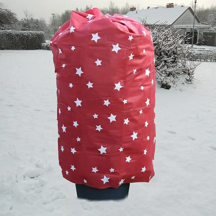 Winterschutzvlies - 5 x 1,5 m, Rot, Grammatur: 50 g/m² - Nahaufnahme einer roten, sternförmigen Pflanzenschutzhülle im Schnee, die einen Topf mit einer Pflanze abdeckt.