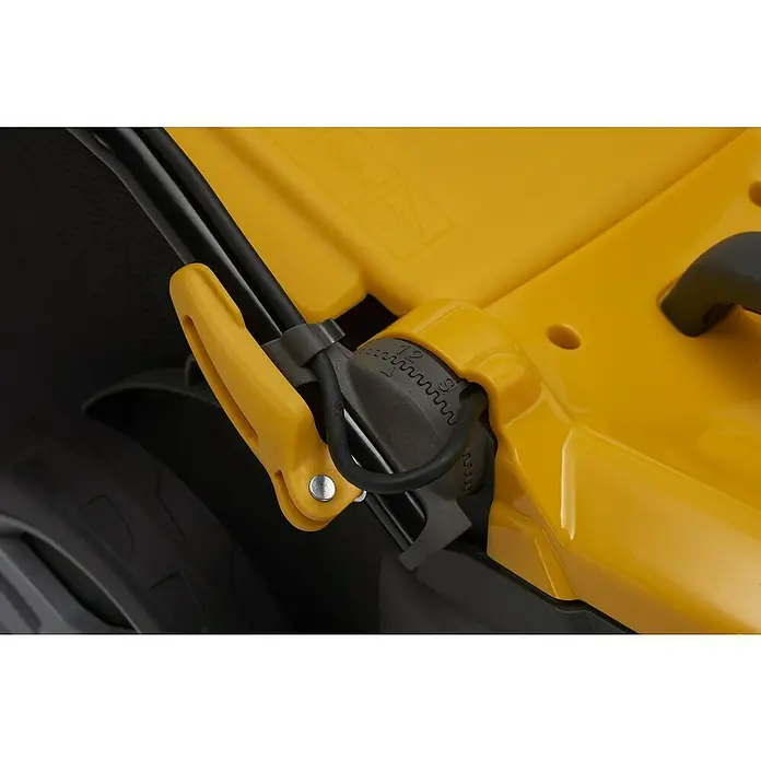 Stiga Elektro-Rasenmäher COMBI 340c - 1.600 W, Schnittbreite: 38 cm - Detailaufnahme eines gelben Rasenmähers, die den Höhenverstellmechanismus zeigt, der eine präzise Anpassung der Schnitthöhe ermöglicht.