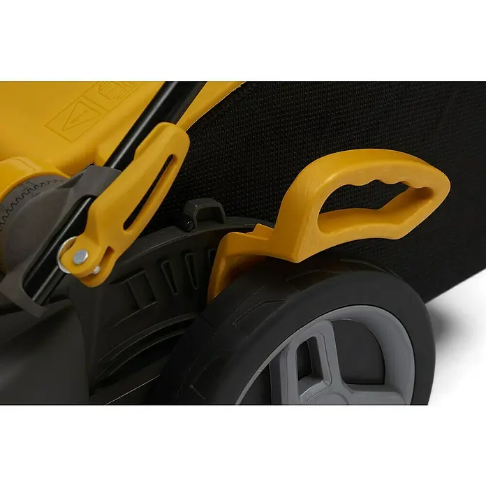 Stiga Elektro-Rasenmäher COMBI 340c - 1.600 W, Schnittbreite: 38 cm - Nahaufnahme eines gelben Rasenmähers, der ein Rad, einen Griff und eine Grasfangvorrichtung zeigt, die ein effizientes Rasenmähen ermöglicht.