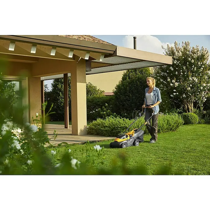 Stiga Akku-Rasenmäher Collector 136e - 2 Akkus, 2 Ah, Schnittbreite: 34 cm - Frau mäht Rasen mit einem gelb-schwarzen Rasenmäher in einem gepflegten Garten, der eine entspannte Gartenarbeit ermöglicht.