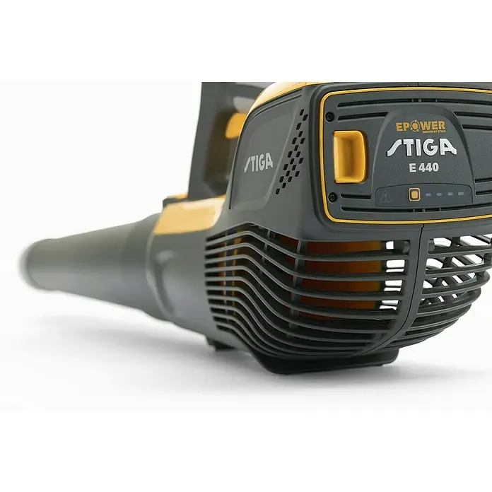 Stiga 500er Serie Akku-Laubbläser BL 500e Set - 48 V, Li-Ionen, 1 Akku, Blasgeschwindigkeit: 198 km/h - Nahaufnahme eines Stiga E 440 Akku-Blasgeräts, das für effiziente Gartenarbeit entwickelt wurde.