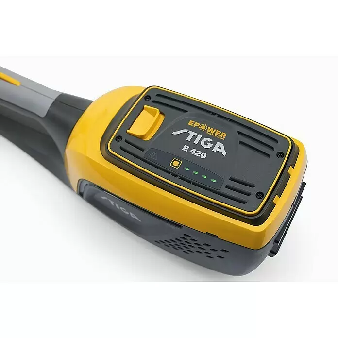 Stiga 500er Serie Akku-Multitool MT 500e Set - 48 V, 1 Akku, Schnittlänge: 44 cm - Gelber und dunkelgrauer STIGA EPOWER E 420 Akku mit grüner Ladeanzeige und gelbem Entriegelungsknopf.