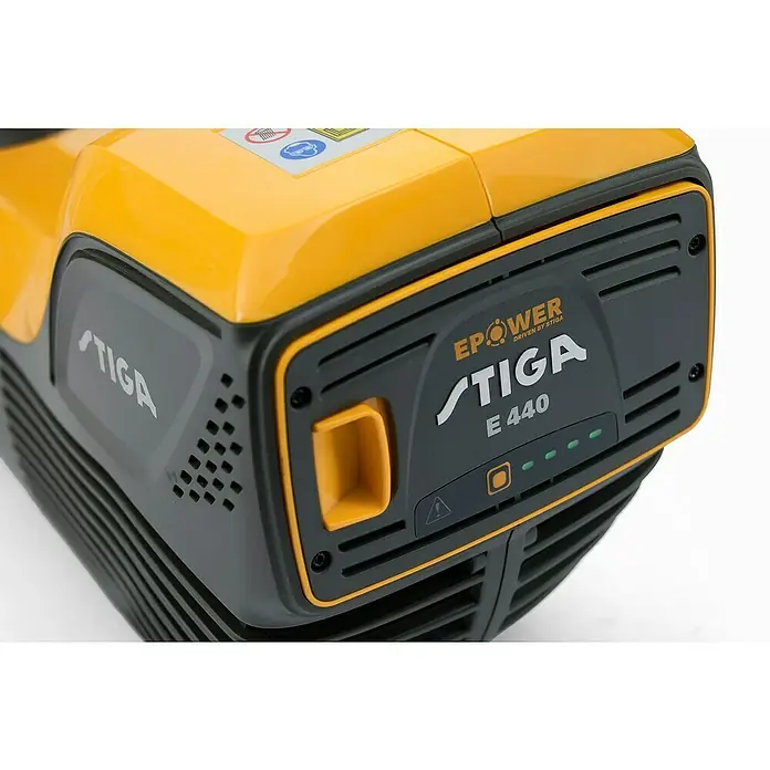 Stiga 500er Serie Akku-Laubbläser BL 500e Set - 48 V, Li-Ionen, 1 Akku, Blasgeschwindigkeit: 198 km/h - Nahaufnahme des Stiga E 440 Akku-Geräts, das die EPOWER-Technologie und das Stiga-Logo hervorhebt. Kompakt und leistungsstark.