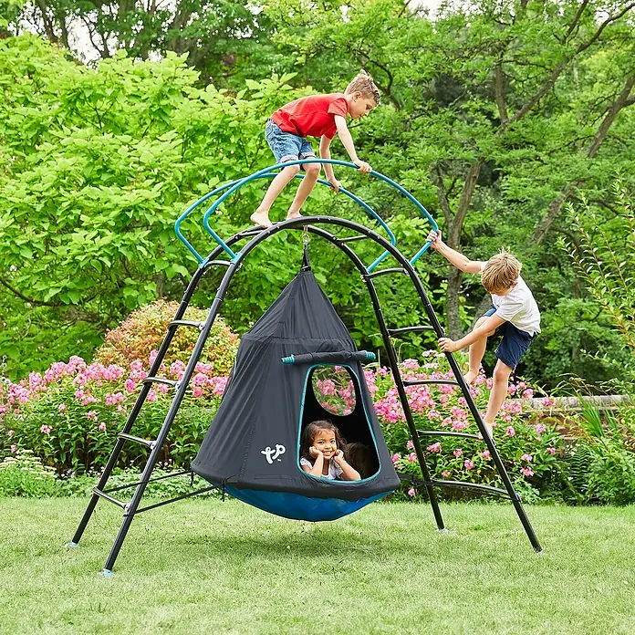 TP Toys Klettergerüst Ufo - 122 x 217 x 201 cm, Metall, Schwarz/Blau - Kinder spielen auf einem TP Toys Klettergerüst mit Hängesitz im Garten, das für aktiven Spaß und Entspannung im Freien sorgt.