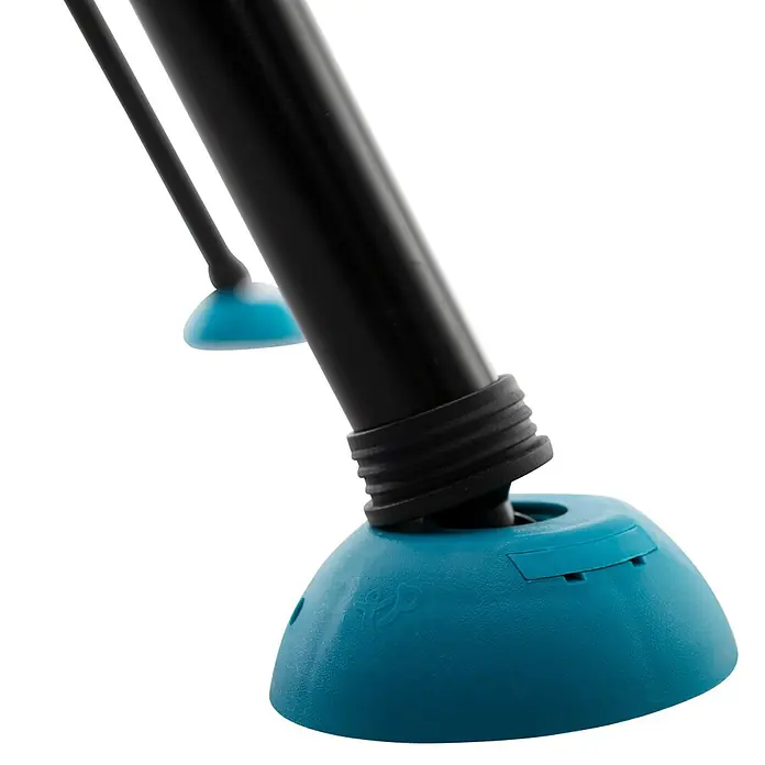 TP Toys Klettergerüst Ufo - 122 x 217 x 201 cm, Metall, Schwarz/Blau - Nahaufnahme der Füße eines Campingstuhls, die blauen Schutzkappen sorgen für Stabilität im Freien.