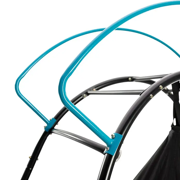 TP Toys Klettergerüst Ufo - 122 x 217 x 201 cm, Metall, Schwarz/Blau - Nahaufnahme eines blauen Gestells, möglicherweise Teil eines Schaukelstuhls oder Hängesessels, vor einem neutralen Hintergrund.