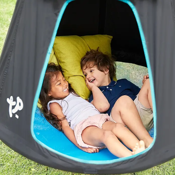 TP Toys Klettergerüst Ufo - 122 x 217 x 201 cm, Metall, Schwarz/Blau - Ein Hängezelt mit zwei glücklichen Kindern darin. Das Zelt ist in einem Garten aufgestellt und bietet eine gemütliche Atmosphäre.