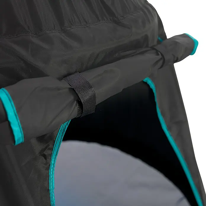 TP Toys Klettergerüst Ufo - 122 x 217 x 201 cm, Metall, Schwarz/Blau - Detailaufnahme eines tragbaren Toilettenzelts mit schwarzem Stoff und türkisfarbenen Akzenten, das für den einfachen Gebrauch im Freien konzipiert ist.
