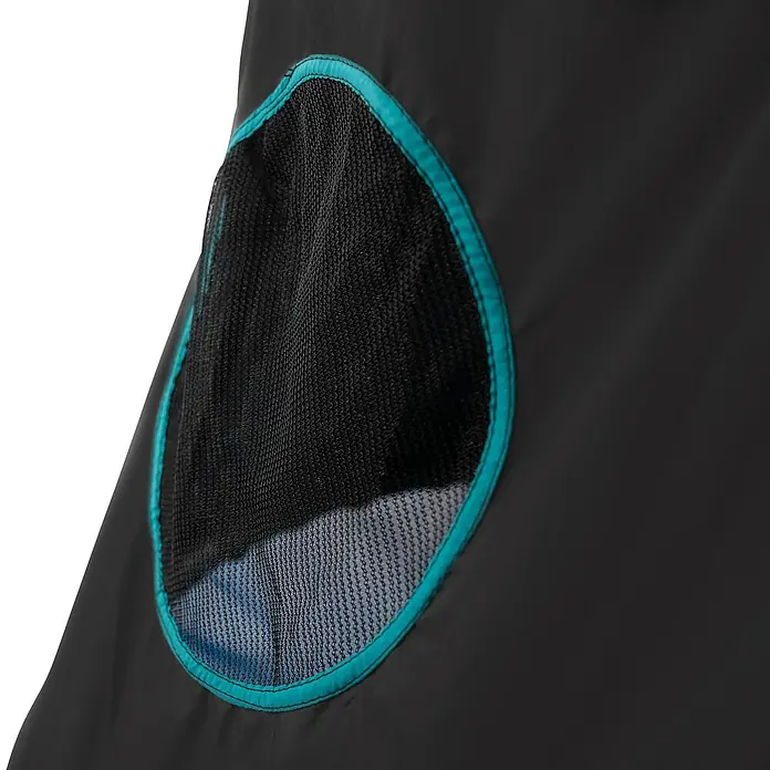 TP Toys Klettergerüst Ufo - 122 x 217 x 201 cm, Metall, Schwarz/Blau - Detailaufnahme eines schwarzen Stoffprodukts mit einem netzartigen Fenster, umrandet von einem türkisfarbenen Akzent.