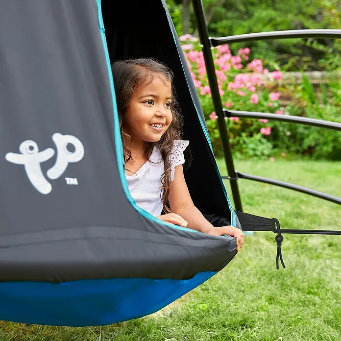 TP Toys Klettergerüst Ufo - 122 x 217 x 201 cm, Metall, Schwarz/Blau - Mädchen genießt den TP Giant Outdoor Nest Swing. Perfekt zum Entspannen und Spielen im Garten, bietet dieser Schaukelstuhl Komfort und Spaß.
