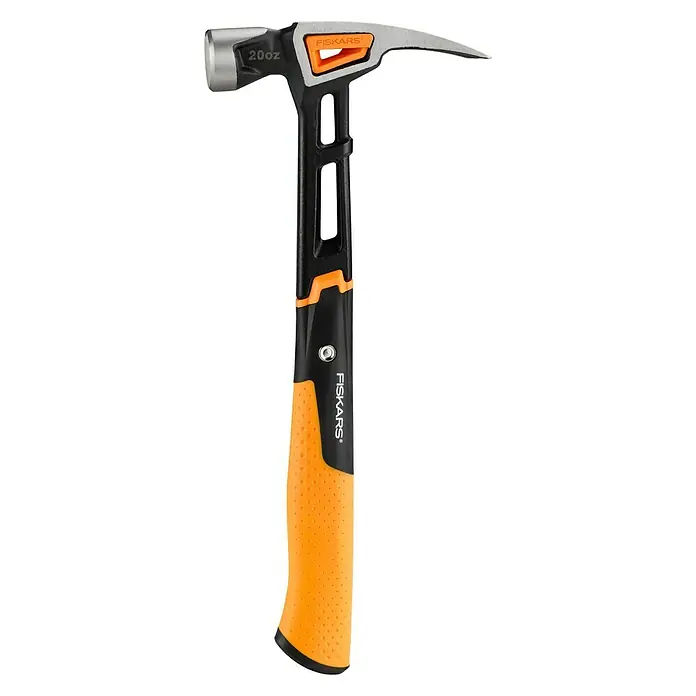 Fiskars Universalhammer LGewicht Kopf: 570 g, Länge: 340 mm - Abgebildet ist ein Fiskars Hammer, ein robustes Werkzeug mit einem markanten orangefarbenen Griff und einem 20-oz-Kopf für effektive Hammerschläge.