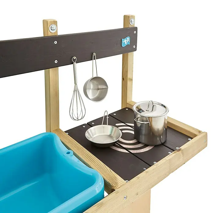 TP Toys Matschküche - 36 x 81 x 56 cm, Holz - Detailaufnahme einer hölzernen Spielküche mit blauer Wanne und Kochutensilien. Ideal für fantasievolles Spielen im Freien.