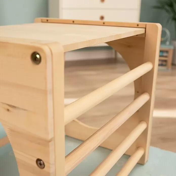 TP Toys Klettergerüst Active Tots Cube - 62 x 60 x 52 cm, Holz, Natur - Nahaufnahme einer hellen Holz-Kletterwippe mit Sprossen, in einem Kinderzimmer.