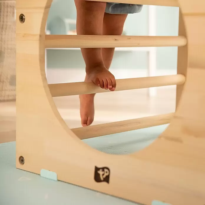 TP Toys Klettergerüst Active Tots Cube - 62 x 60 x 52 cm, Holz, Natur - Nahaufnahme von Kinderfüßen auf hellen Holzsprossen einer Kletterstruktur beim Spielen.
