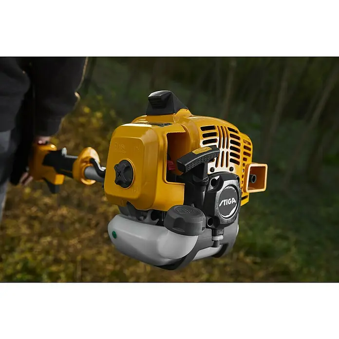 Stiga Benzin-Motorsense BC 330 A - 700 W, Schnittbreite Faden: 43 cm, Schnittbreite Messer: 25,5 cm - Nahaufnahme einer gelben STIGA Motorsense, die das robuste Design und die hochwertige Bauweise des Geräts hervorhebt.