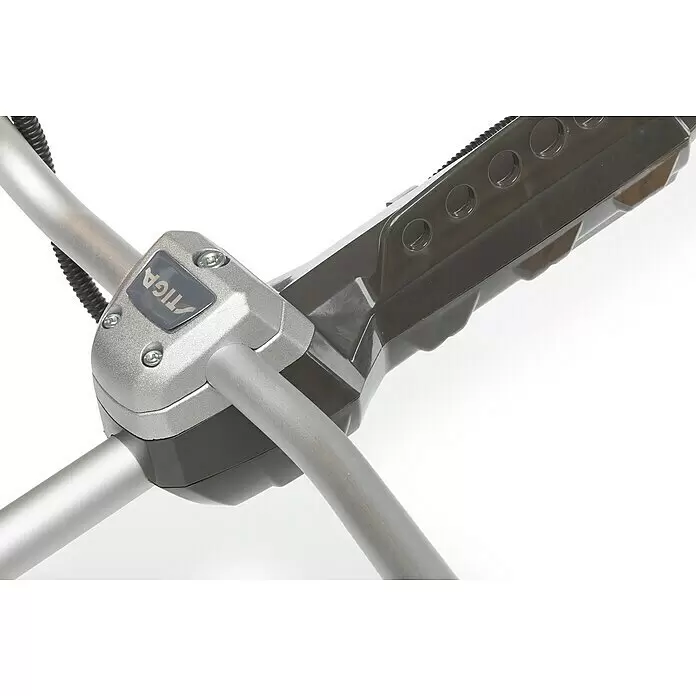 Stiga Benzin-Motorsense BC 545 B - 1.250 W, Schnittbreite Faden: 45 cm, Schnittbreite Messer: 25,5 cm - Stiga Werkzeuggriff aus silbernem und dunkelgrauem Kunststoff mit Bedienfeld und geripptem Kabelschlauch.