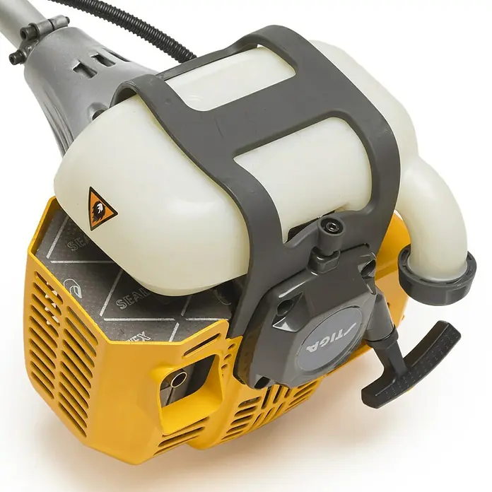 Stiga Benzin-Motorsense BC 545 B - 1.250 W, Schnittbreite Faden: 45 cm, Schnittbreite Messer: 25,5 cm - Nahaufnahme eines Stiga-Freischneiders mit gelbem Gehäuse und durchsichtigem Kraftstofftank.