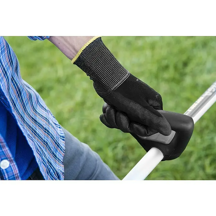 Stiga Benzin-Motorsense GT 330 A - 700 W, Schnittbreite Faden: 38 cm - Eine Hand mit Gartenhandschuh hält einen Rasentrimmer. Der Handschuh bietet guten Halt und Schutz beim Rasen trimmen.