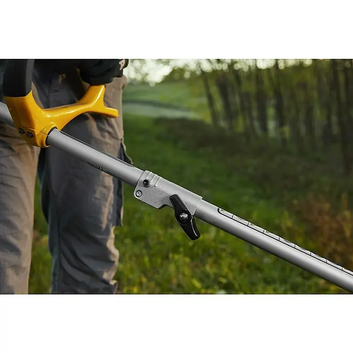 Stiga Benzin-Motorsense BC 330 A - 700 W, Schnittbreite Faden: 43 cm, Schnittbreite Messer: 25,5 cm - Detailaufnahme einer Heckenschere, die die verstellbare Stange und den gelben Griff hervorhebt, ideal für Gartenarbeiten.