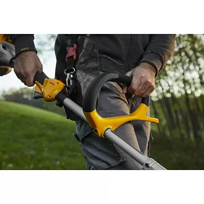 Stiga Benzin-Motorsense BC 330 A - 700 W, Schnittbreite Faden: 43 cm, Schnittbreite Messer: 25,5 cm - Anwendungsbeispiel