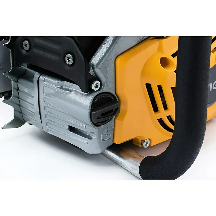 Stiga Benzin-Kettensäge CS 540 - 1,6 kW, 38,5 cm³, Schwertlänge: 35 cm - Nahaufnahme einer gelb-grauen Kettensäge mit schwarzem Griff, die die Details und die Konstruktion der Säge zeigt.