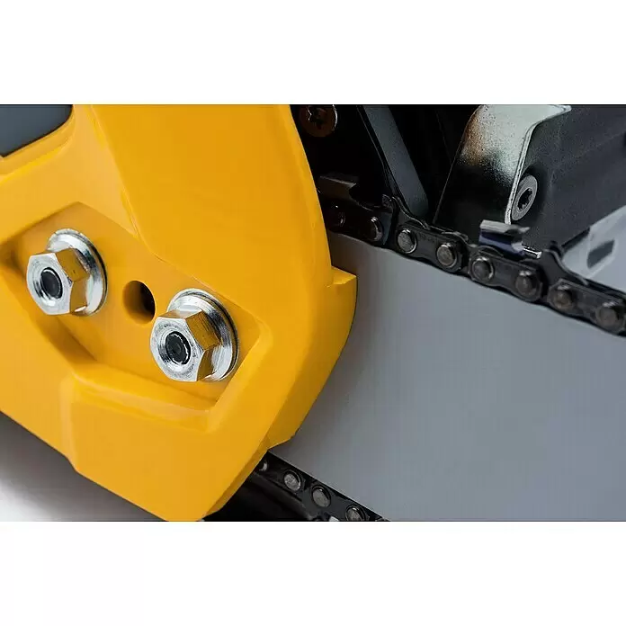 Stiga Benzin-Kettensäge CS 540 - 1,6 kW, 38,5 cm³, Schwertlänge: 35 cm - Nahaufnahme eines gelben Kettensägengehäuses, das zwei silberne Muttern zeigt, die die graue Führungsschiene und die dunkle Metallkette sichern.