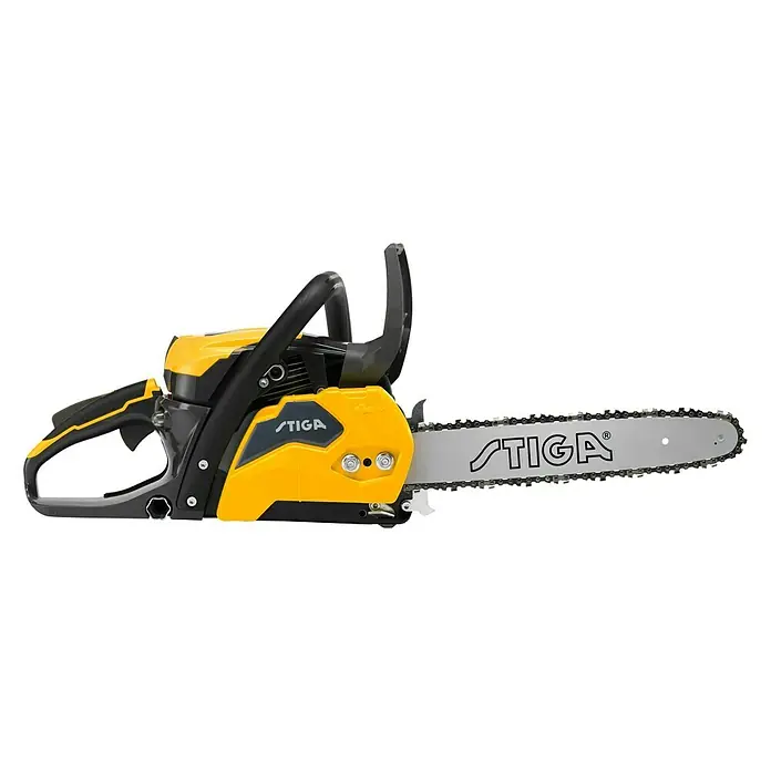 Stiga Benzin-Kettensäge CS 540 - 1,6 kW, 38,5 cm³, Schwertlänge: 35 cm - Eine gelb-schwarze Stiga Kettensäge, perfekt für Baumschnittarbeiten. Das Werkzeug ist mit dem Stiga-Logo versehen.