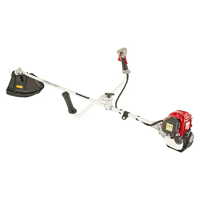 Alpina Desbrozadora de gasolina BC 425 HD - 0,71 kW, 25 cm³, Ancho de corte hilo: 43 cm, Ancho de corte cuchilla: 25,5 cm - Imagen de una desbrozadora, una herramienta de jardín utilizada para cortar hierba y arbustos, mostrada sobre un fondo negro.