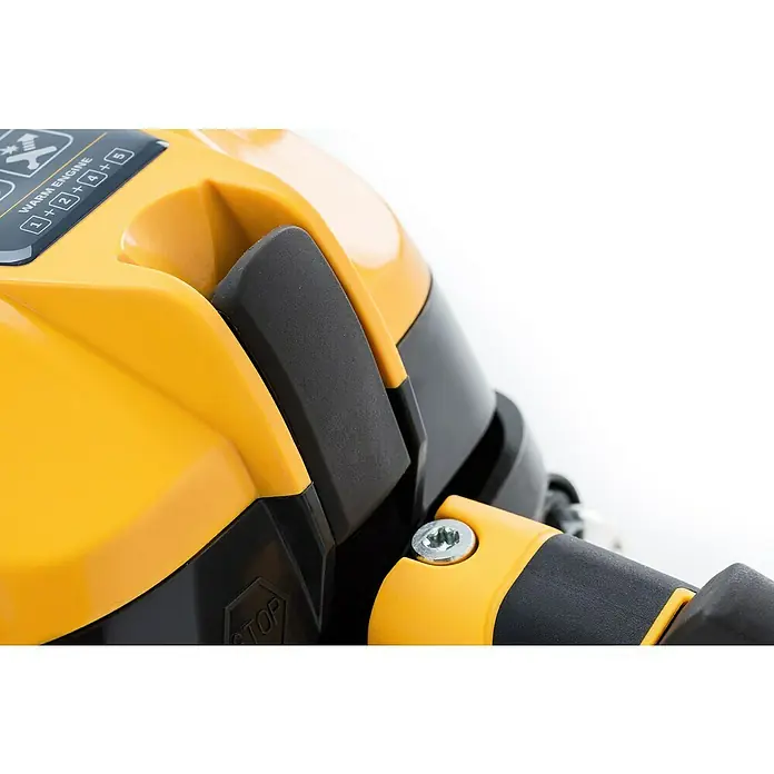 Stiga Benzin-Kettensäge CS 545 - 1,9 kW, 42,4 cm³, Schwertlänge: 40 cm - Nahaufnahme der gelben und schwarzen Motorsteuerung mit Hebel. Die Motorsteuerung hat einen Start/Stopp-Schalter und eine Drosselklappensteuerung.