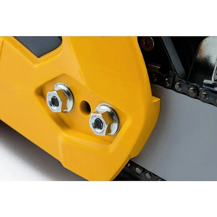 Stiga Benzin-Kettensäge CS 545 - 1,9 kW, 42,4 cm³, Schwertlänge: 40 cm - Nahaufnahme einer gelben Kettensäge mit silbernen Bolzen, die die Funktionalität und das Design des Werkzeugs hervorheben.